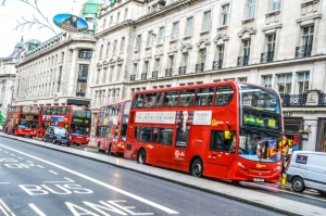 Автобус се блъсна в сграда в Лондон