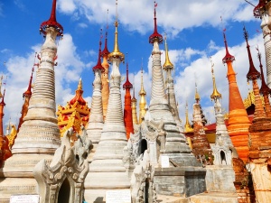 7 месеца затвор за туристка - не събула обувките си в храм в Мианмар