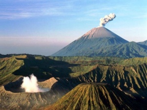 Вулканично изригване заплашва Бали