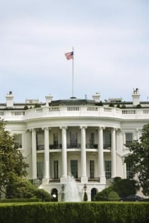 Белият дом разследва употребата на лични имейли от висши служители