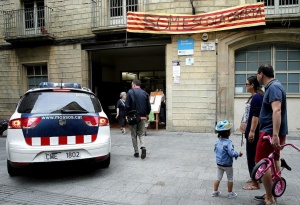 Полицията затвори училища, в които трябва да има секции за допитването в Каталуния
