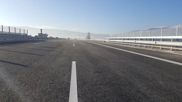 Горяща платформа с микробуси затвори АМ „Струма“