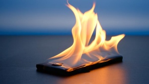 "Samsung” се взриви в джоба на мъж