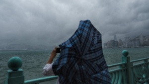 Евакуираха десетки хиляди заради тропическа буря в Южен Китай