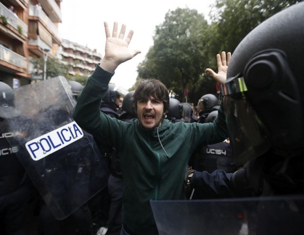 Каталунският премиер гласува в референдума, испански полицаи щурмуваха секция