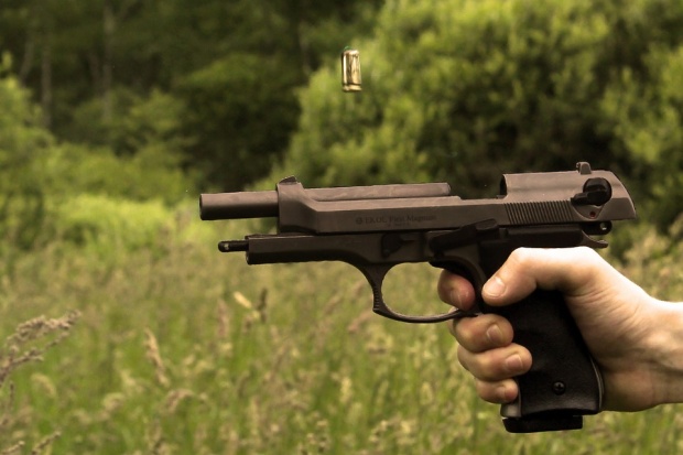 Мъж стреля с пистолет в София