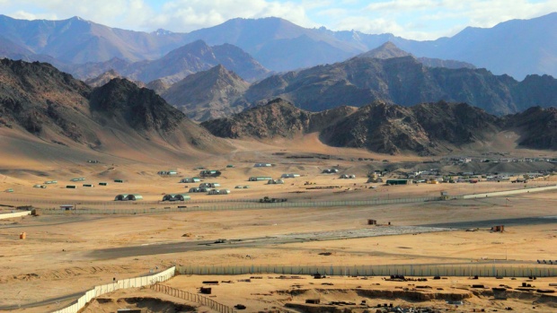 Пакистан издига ограда по границата си с Афганистан