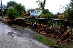 Един от пострадалите при наводнението в Бургаско е починал в болницата