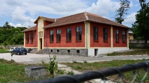 Английско семейство превърна изоставено българско училище в свой дом