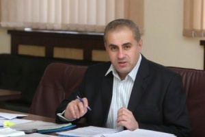 Кметът на Батак Петър Паунов е обвинен, че възлага обществени поръчки на сина си