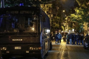 Двама души стреляха по охраната на партийна централа в Гърция