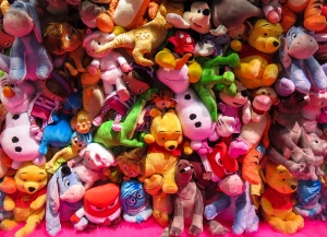 Дете дари плюшените си играчки след трагедията в Тексас (ВИДЕО)