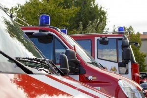 Пожарникари спасиха надвиснал от мост шофьор на сръбски ТИР край Трън