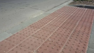 На кого помагат релефните плочки на тротоара?