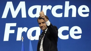 Шест месеца след изборите Макрон непопулярен, но контролира Франция