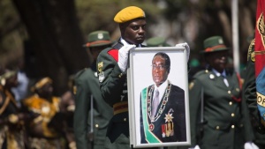Президентът на Зимбабве Роберт Мугабе е държан като заложник