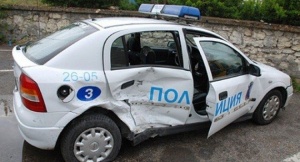 Кола помля патрулка, докато полицаите правели оглед на катастрофа