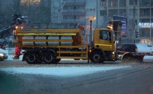 Близо 300 машини почистват пътищата в районите със снеговалеж у нас