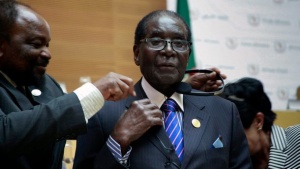 Президентът на Зимбабве се оттегля, но получава имунитет