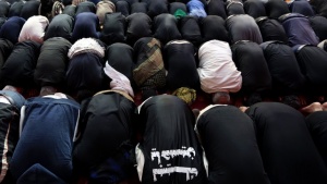 Франция отрязва мюсюлманите да се молят по улиците на Париж