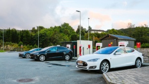 Норвегия обмисля да наложи „данък Тесла” на електрическите коли
