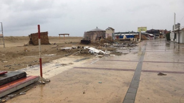 Премахнаха още 50 незаконни магазина на плаж "Слънчев бряг-север"