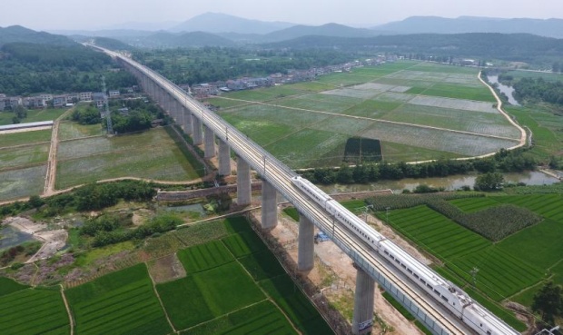 Влак-стрела се движи в планинските райони на Китай