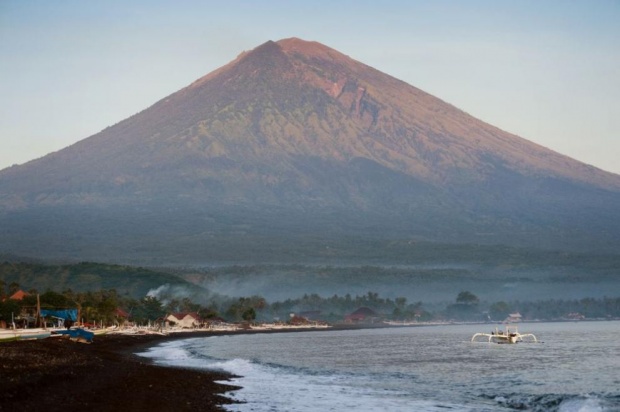 Вулканът Агунг в Бали заплашва с изригване