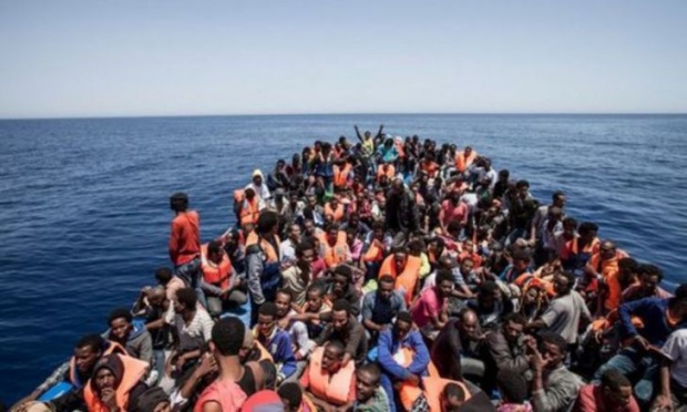 Издирват плавателен съд с поне 40 мигранти в Гърция