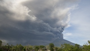 Отменят полети в Бали поради прогноза за вулканична пепел
