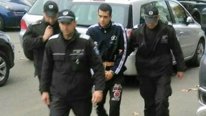 Поискаха 4,5 г. затвор за момчето, изритало жена на спирка в Бургас