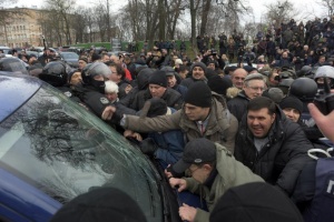 16 ранени в Киев при сблъсък между полицаи и привърженици на Саакашвили