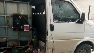 Разкриха незаконна мобилна бензиностанция край Елин Пелин