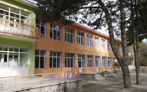 Парче изолация се откърти от детска градина в Шумен