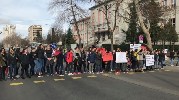 Блокада на кръстовище в знак на протест след смъртта на ученик