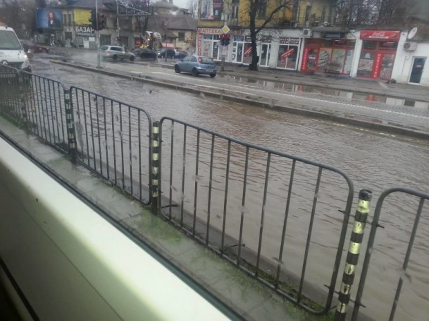 Бул. 'Цар Борис Трети' се превърна в река