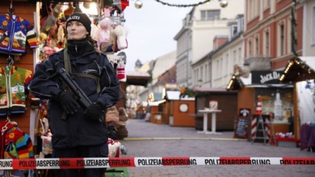 Издирват предизвикалия бомбена паника на Коледния базар в Германия