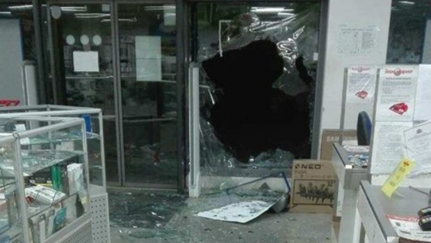 Разбиха с брадви и обраха магазин за техника в Ботевград