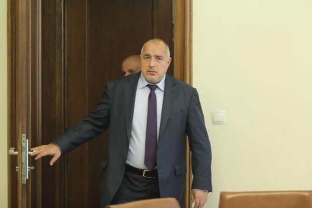 Борисов смъмри министрите пушачи, че закъсняват за работа