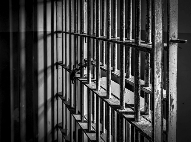 Обирджия съди държавата за лоши условия в затвора