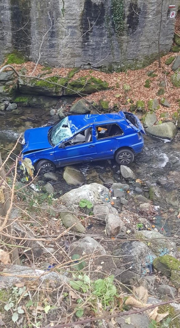 Кола падна в река, шофьорката е без драскотина