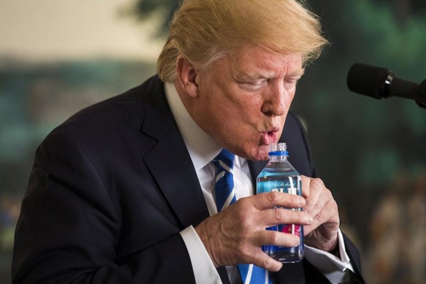 Социалните мрежи: Тръмп отново пие вода като малко дете