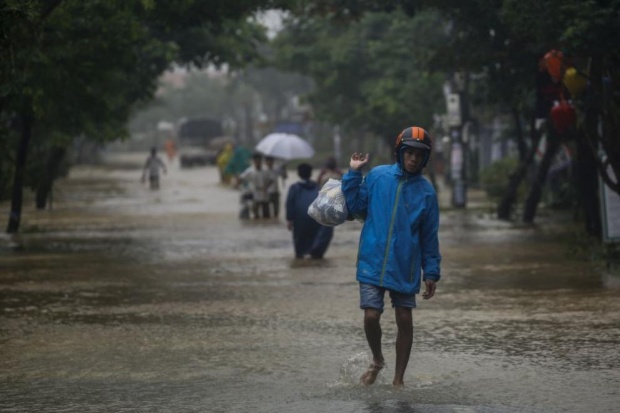 Евакуираха стотици хиляди във Виетнам заради тайфуна Тембин