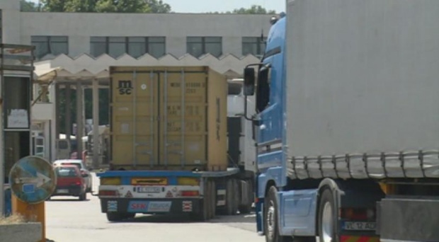 Утре спират движението на камионите над 12 тона