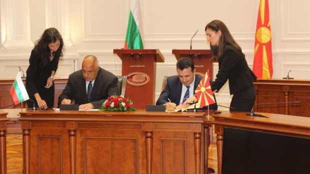Комисиите в македонския парламент одобриха договора за приятелство с България