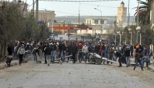 Над 200 арестувани и десетки ранени при сблъсъци в Тунис