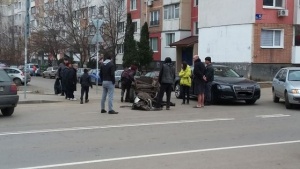 Роми нахлуха в апартамент, собственикът ги подгони, но конят им припадна след бой с верига