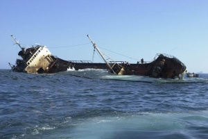 Екологична катастрофа след потъването на иранския танкер край Китай