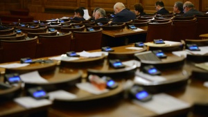 Парламентът обсъжда първото искане за оставка на кабинета