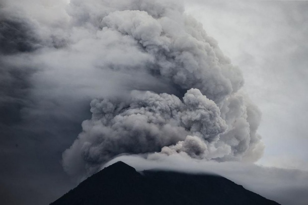 Хиляди хора избягаха, след като филипински вулкан изхвърли пепел